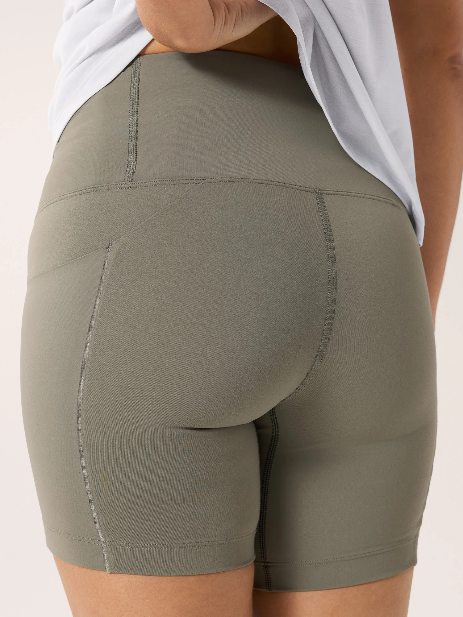 Essent High-Rise Utility Short 6"" Women's - Image 4